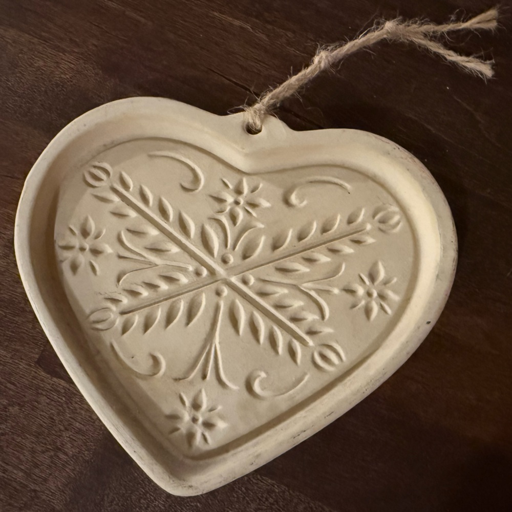 Vintage Pampered Chef Cream Heart-Shaped Decorative Stone Cookie Mold